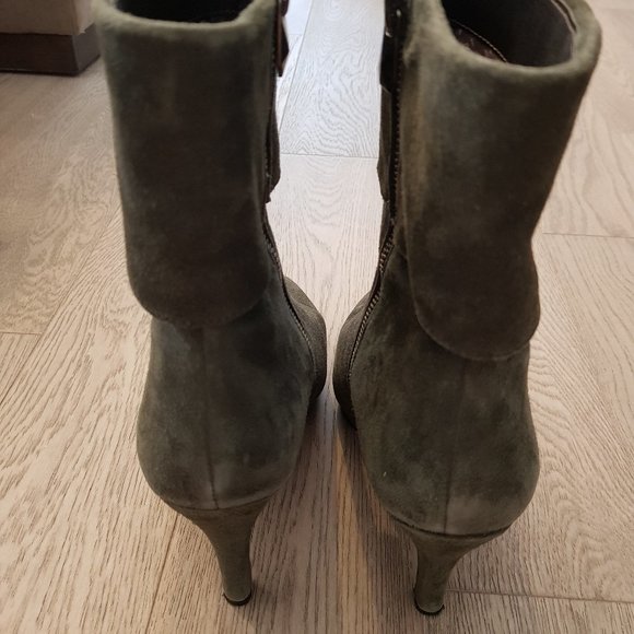 Tahari Gabe Grey Suede Boots - Picture 3 of 10